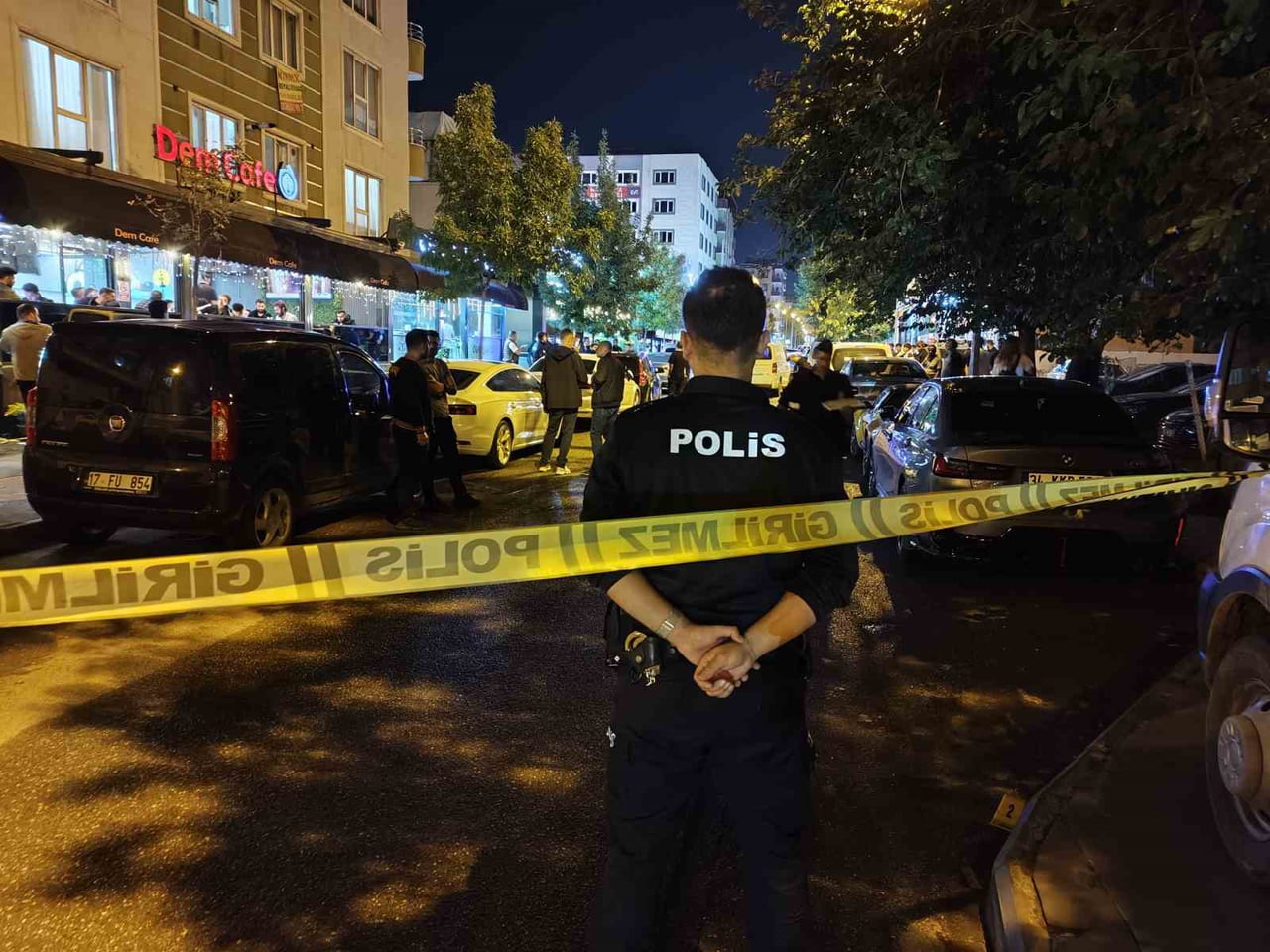 BATMAN’DA MOTOSİKLETLE GELEN KAR MASKELİ İKİ KİŞİ, BİR RESTORANA ATEŞ AÇTI. SALDIRIDA YARALANAN...