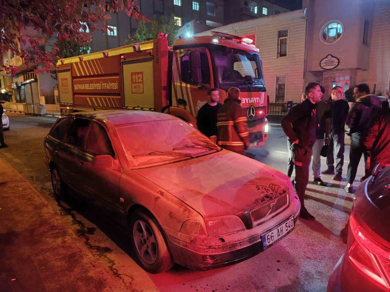 BATMAN’DA PARK HALİNDEKİ BİR ARAÇTA ÇIKAN YANGIN, MAHALLE SAKİNLERİNİN YANGIN TÜPLERİYLE...