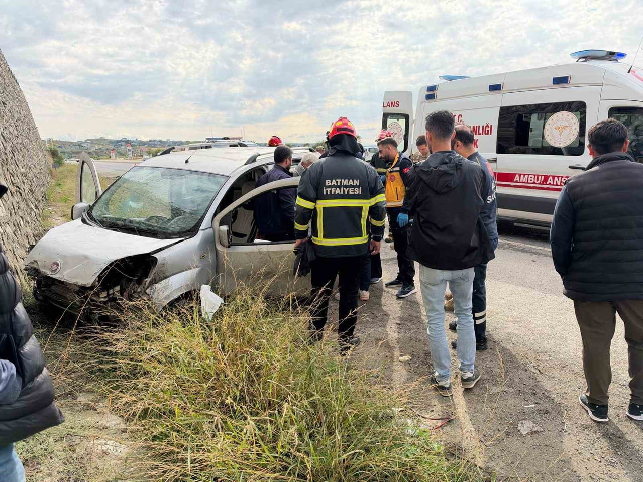BATMAN’IN KOZLUK İLÇESİNDE BİR ARACIN DUVARA ÇARPMASI SONUCU MEYDANA GELEN TRAFİK KAZASINDA 2 KİŞİ...