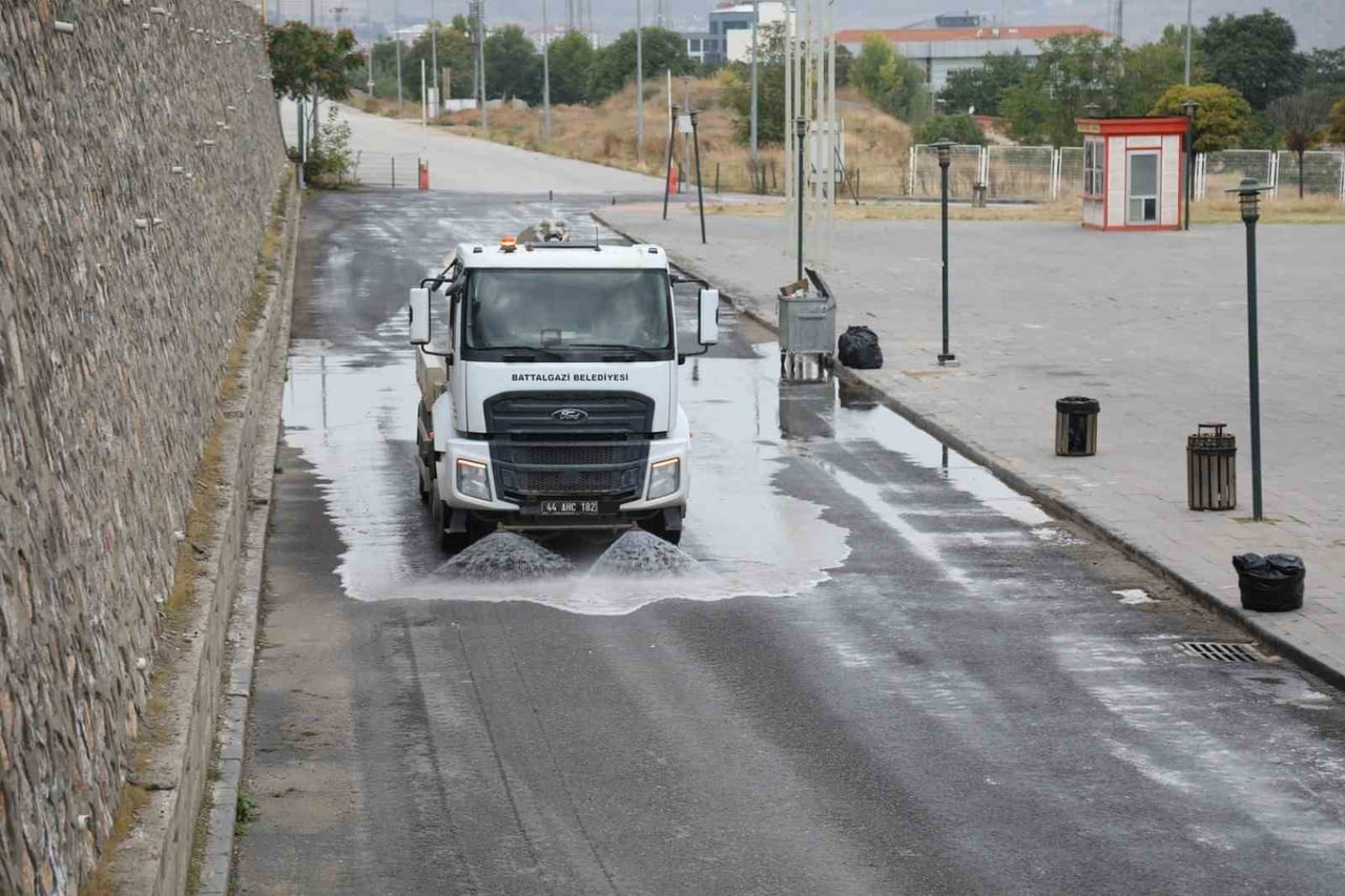BATTALGAZİ BELEDİYESİ İLÇE GENELİNDE TEMİZLİK ÇALIŞMALARINI SÜRDÜRÜYOR