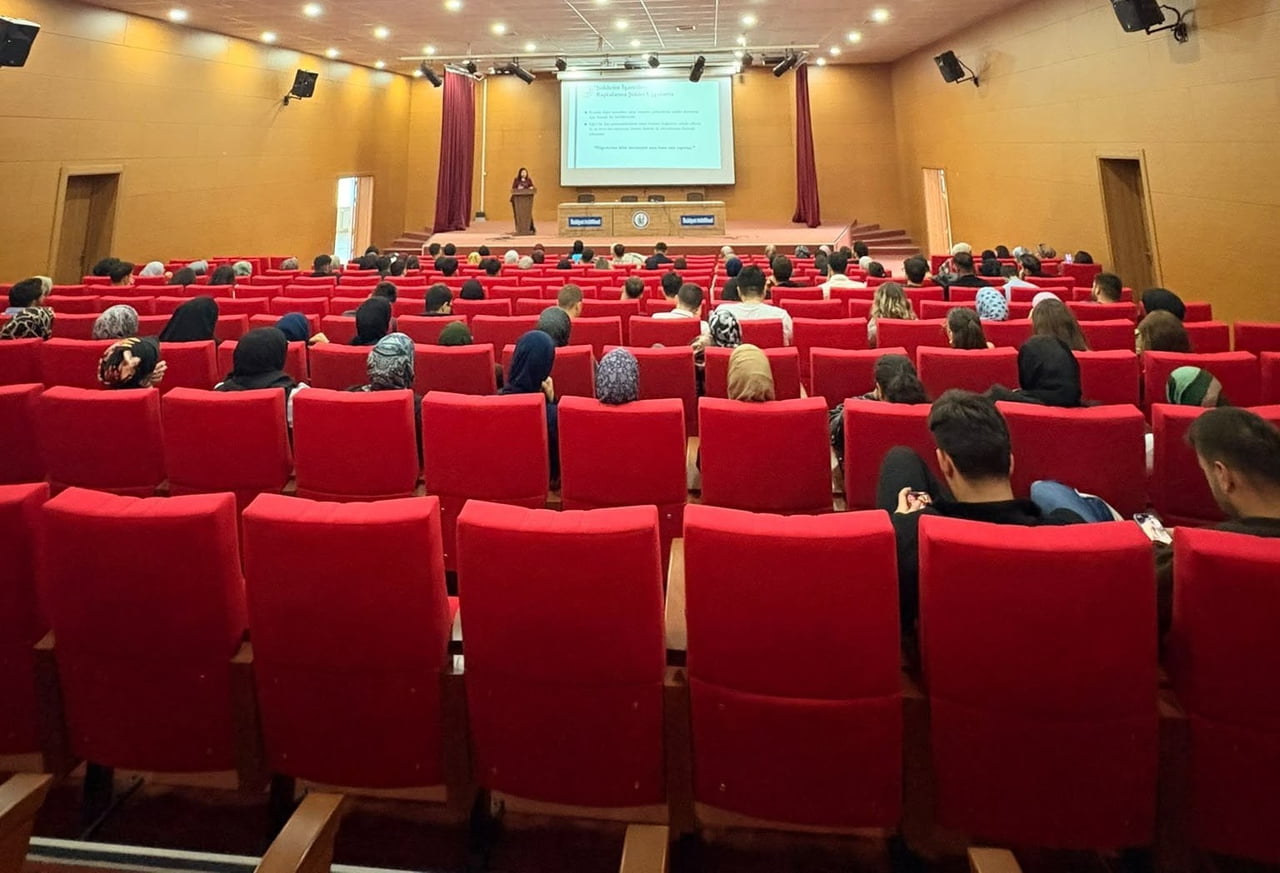 BAYBURT'TA ÜNİVERSİTE ÖĞRENCİLERİNE ŞİDDETİN İŞARETLERİ ANLATILDI