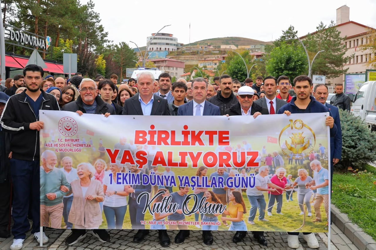 BAYBURT’TA 'DÜNYA YAŞLILAR GÜNÜ' DOLAYISIYLA YÜRÜYÜŞ VE SPOR ETKİNLİKLERİ DÜZENLENDİ