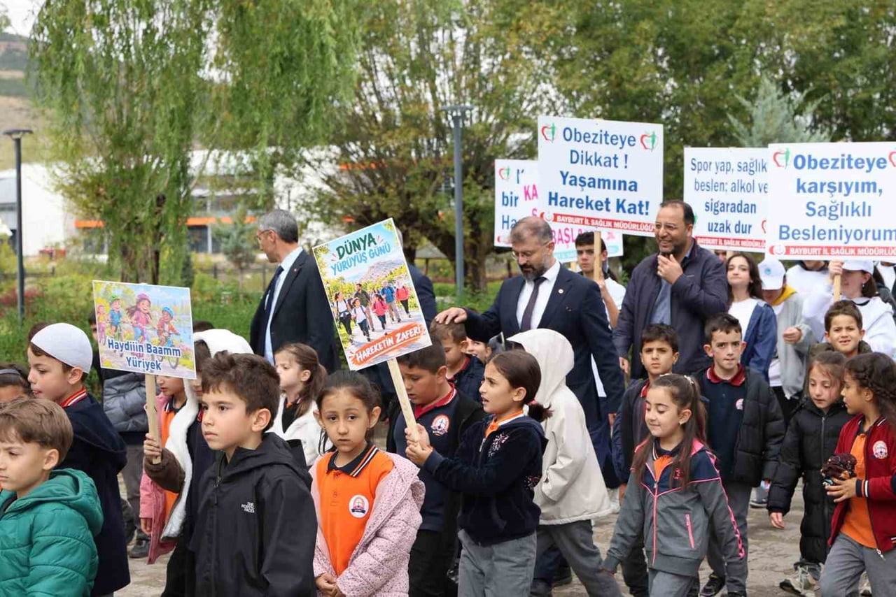 BAYBURT’TA ‘DÜNYA YÜRÜYÜŞ GÜNÜ’ DOLAYISIYLA YÜRÜYÜŞ DÜZENLENDİ