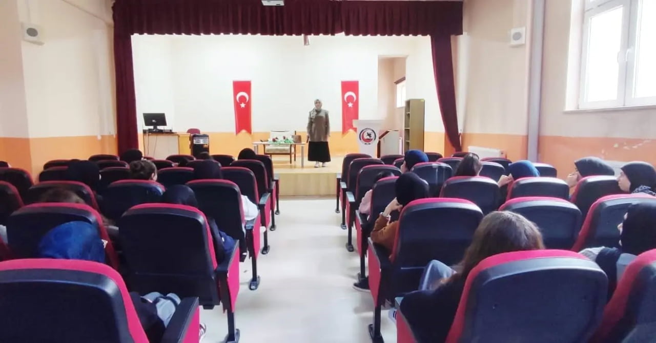 BAYBURT’TA GENÇLERE AİLE AHLAKI ANLATILDI