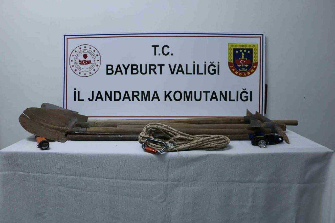 BAYBURT’TA İZİNSİZ KAZI YAPAN 6 ŞÜPHELİ SUÇÜSTÜ YAKALANDI
