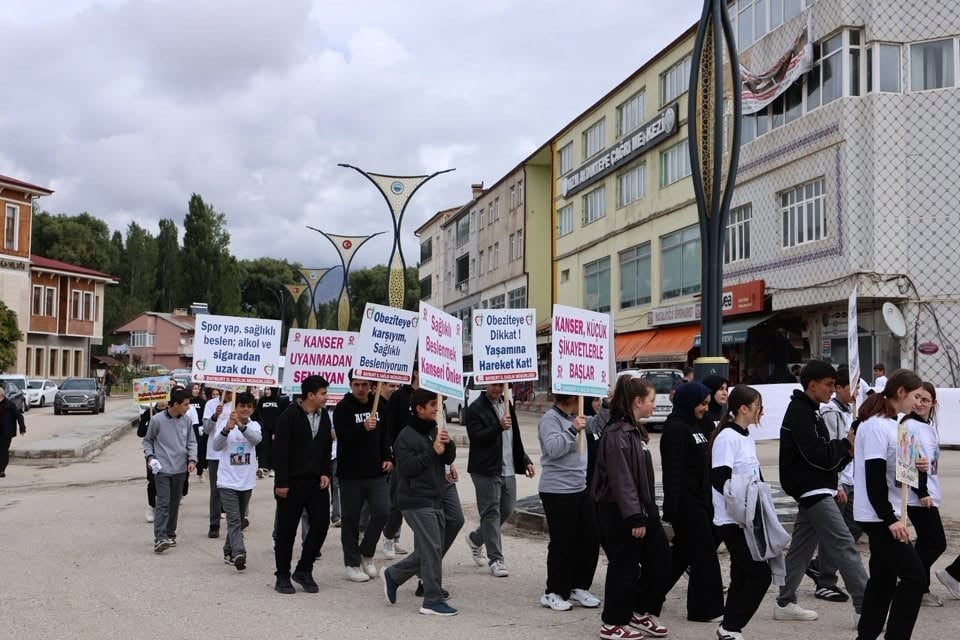 BAYBURT’TA MEME KANSERİNE KARŞI FARKINDALIK YÜRÜYÜŞÜ DÜZENLENDİ