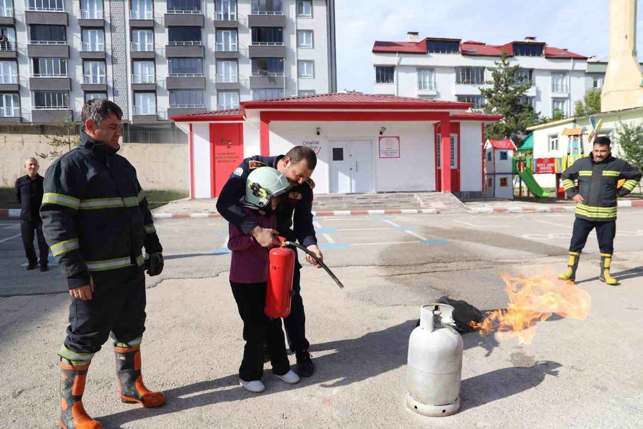 BAYBURT’TA ÖĞRENCİLERE AFET BİLİNCİ UYGULAMALI ANLATILDI