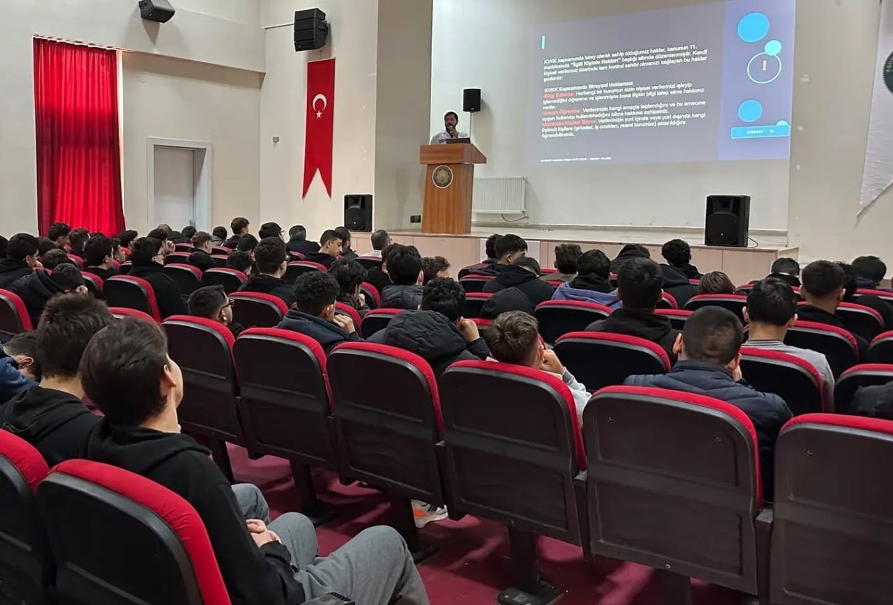 BAYBURT’TA ÖĞRENCİLERE SİBER GÜVENLİK EĞİTİMİ VERİLDİ
