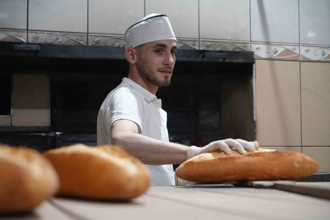 BAYBURT’UN SOĞUĞU MESLEK ÖĞRETTİ: 24 YAŞINDA 45 ÇEŞİT EKMEK ÜRETİYOR