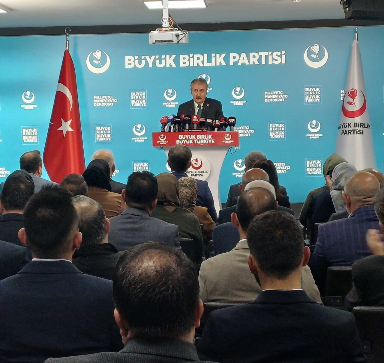 BBP LİDERİ DESTİCİ, PARTİ GENEL MERKEZİNDE DÜZENLEDİĞİ BASIN TOPLANTISINDA GÜNDEME DAİR...