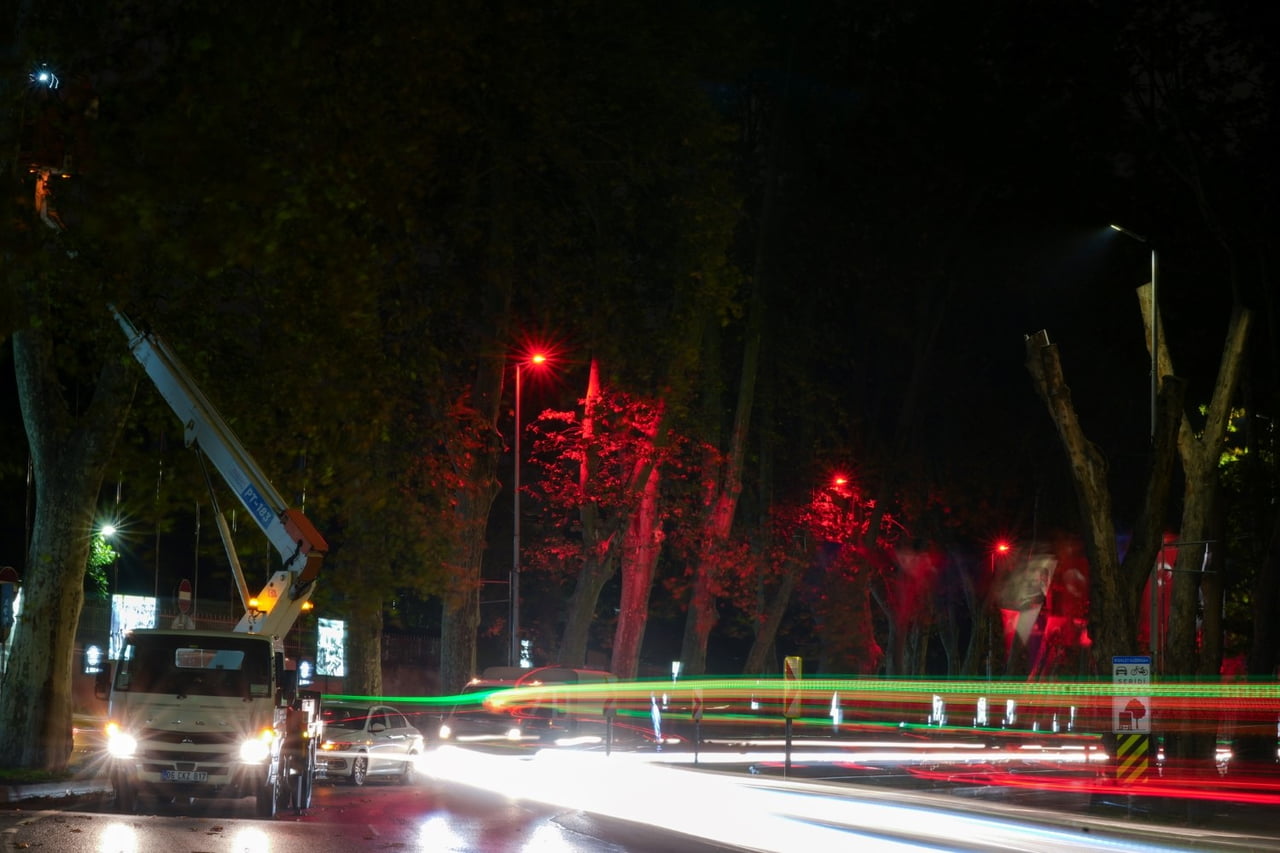 BEDAŞ, 29 EKİM CUMHURİYET BAYRAMI DOLAYISIYLA İSTANBUL'DAKİ DOLMABAHÇE CADDESİ'Nİ KIRMIZI-BEYAZ...