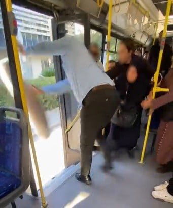 BELEDİYE OTOBÜSÜNDE YOLCU İLE ŞOFÖR ARASINDA HALI NEDENİYLE ÇIKAN TARTIŞMA KAVGAYA DÖNÜŞTÜ. ...