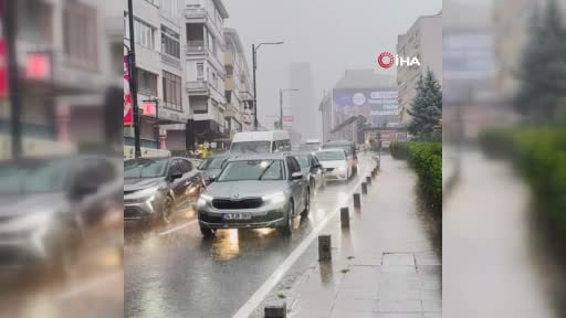 Beşiktaş'ta alt geçidi su bastı, yol trafiğe kapatıldı