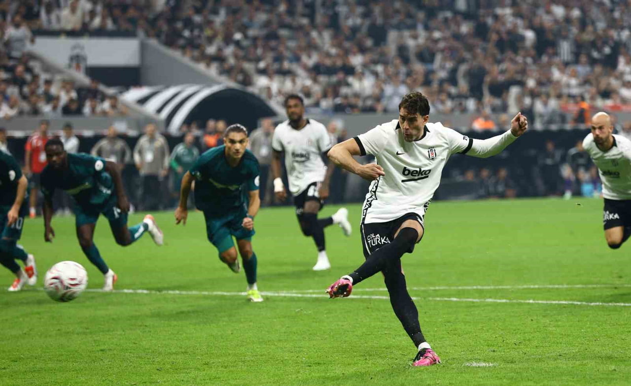 BEŞİKTAŞ’IN, KOCAELİSPOR’U 2-1 MAĞLUP ETTİĞİ MAÇTA PENALTIDAN FİLELERİ HAVALANDIRAN DUSAN...