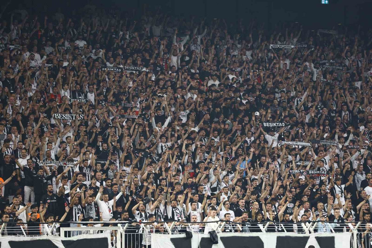 BEŞİKTAŞ, TRABZONSPOR'UN "DEPLASMANA YASAK KALDIRILSIN" PAYLAŞIMINA DESTEK VEREREK ÇAĞRIDA...