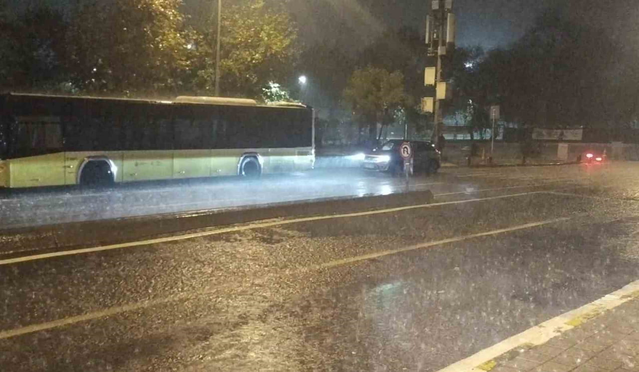 BEYKOZ'DA SAĞANAK YAĞIŞ YOLLARI GÖLE ÇEVİRDİ