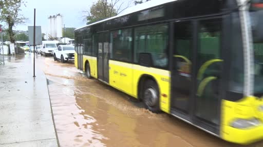 Beykoz’da caddeleri çamurlu su bastı