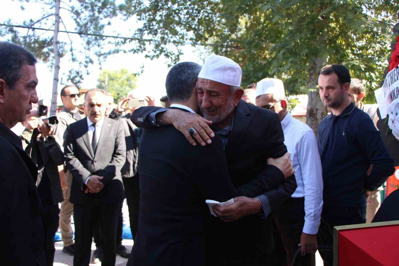BEYLİK TABANCASIYLA VURULMUŞ HALDE BULUNAN EVLADININ CİNNET GEÇİRDİĞİNİ BELİRTEREK HELALLİK...