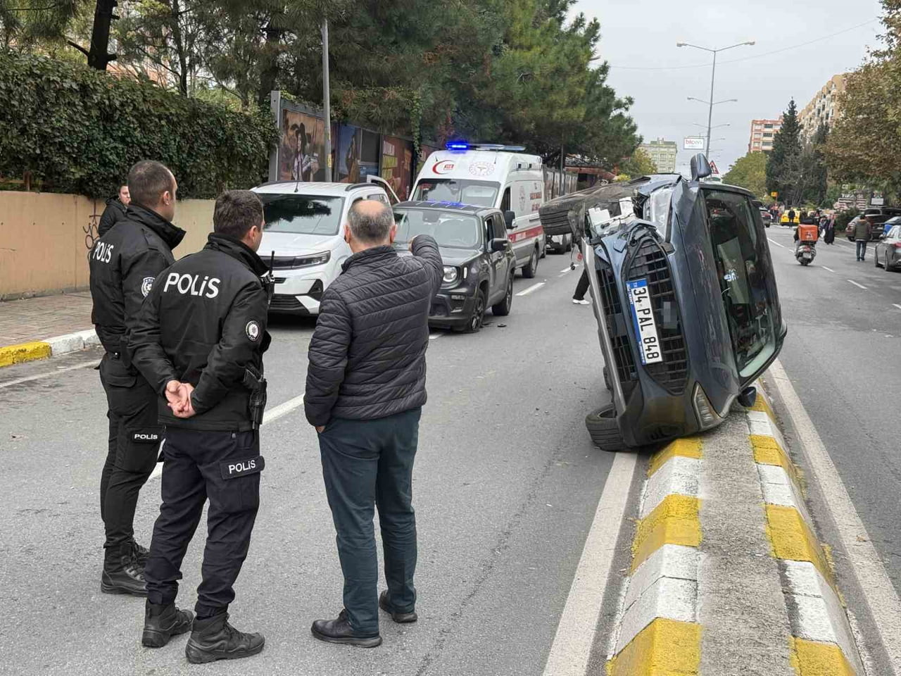 BEYLİKDÜZÜ’NDE CADDE ÜZERİNDE İKİ ARACIN ÇARPIŞMASI SONUCU BİR ARAÇ YAN YAT