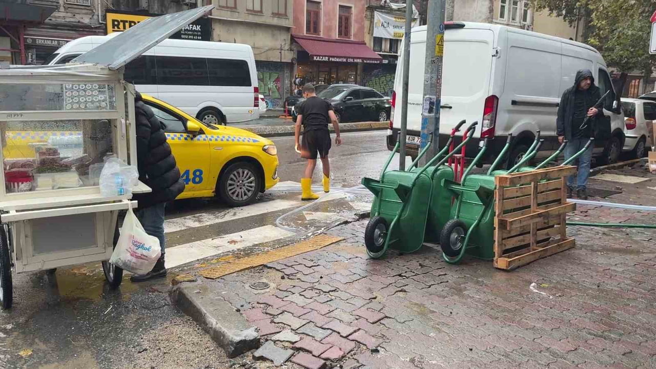 BEYOĞLU'NDA ETKİLİ OLAN SAĞANAK YAĞIŞ NEDENİYLE SU BASKINLARI YAŞANDI.