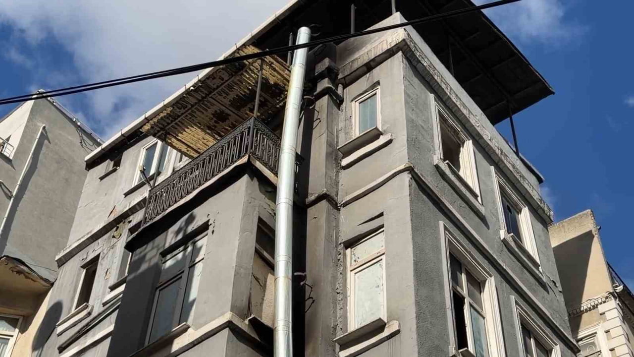 BEYOĞLU’NDA 3 KATLI BİR BİNANIN İKİNCİ KATINDA ÇIKAN YANGIN VATANDAŞLARI KORKUTTU.