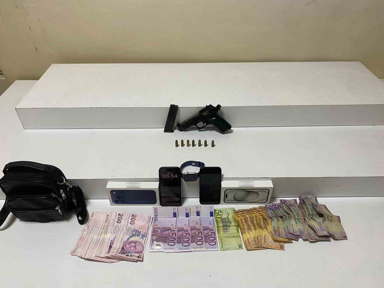 BEYOĞLU’NDA, CAMİYE GELEN ADAMA AİT İÇİNDE 5 BİN EURO, 3 BİN DOLAR VE 5 BİN SUUDİ RİYALİ OLAN...