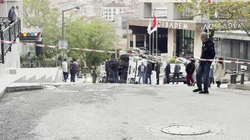 Beyoğlu’nda kontrolden çıkan kamyon yan yattı