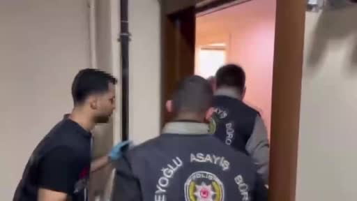 Beyoğlu’nda "parada sahtecilik" suçundan aranan firari uyuşturucu operasyonunda yakayı ele...