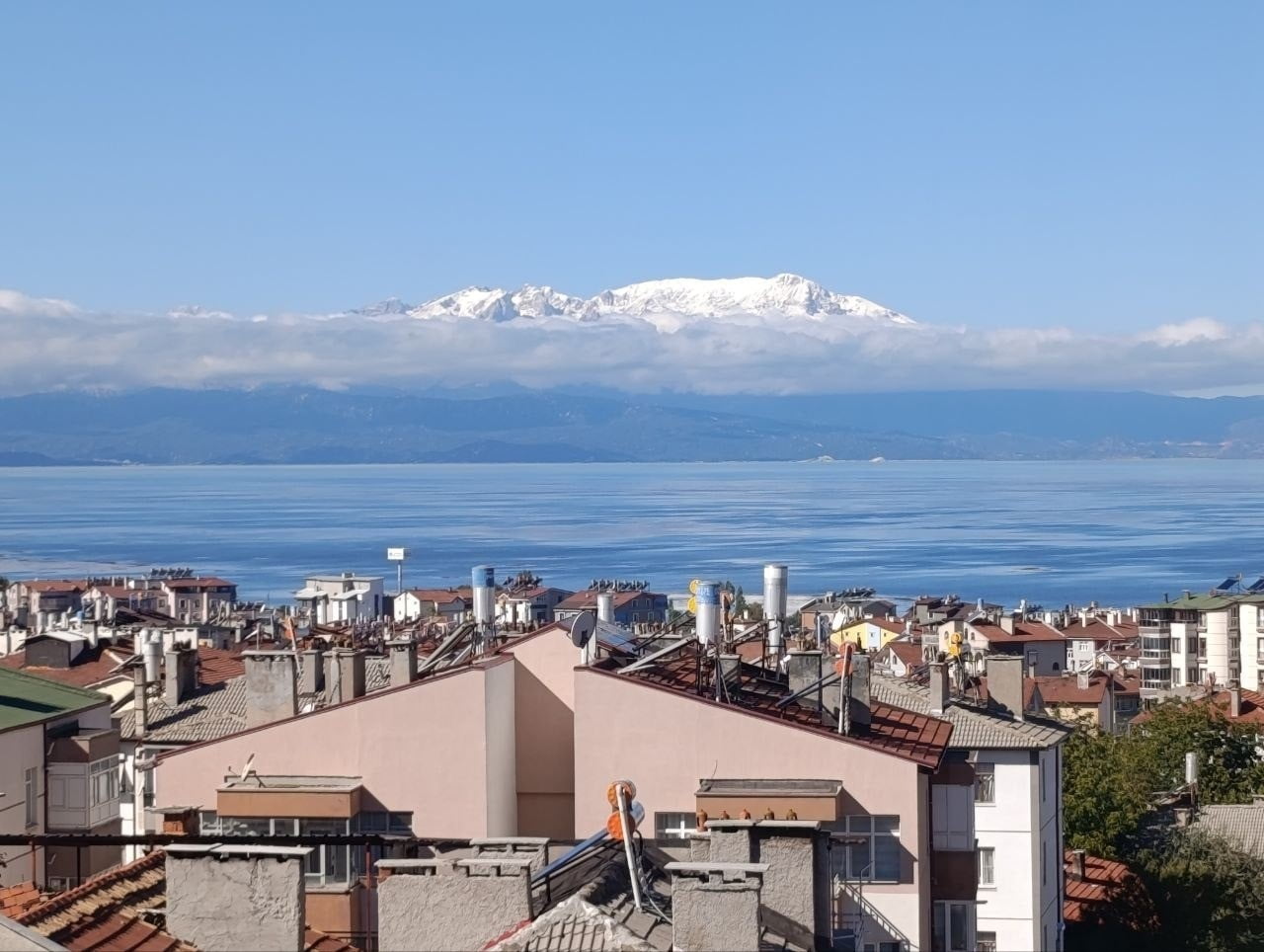 BEYŞEHİR İLÇESİNİN SİMGELERİNDEN ANAMAS DAĞI'NIN ZİRVESİ, MEVSİMİN İLK KARIYLA BEYAZA...