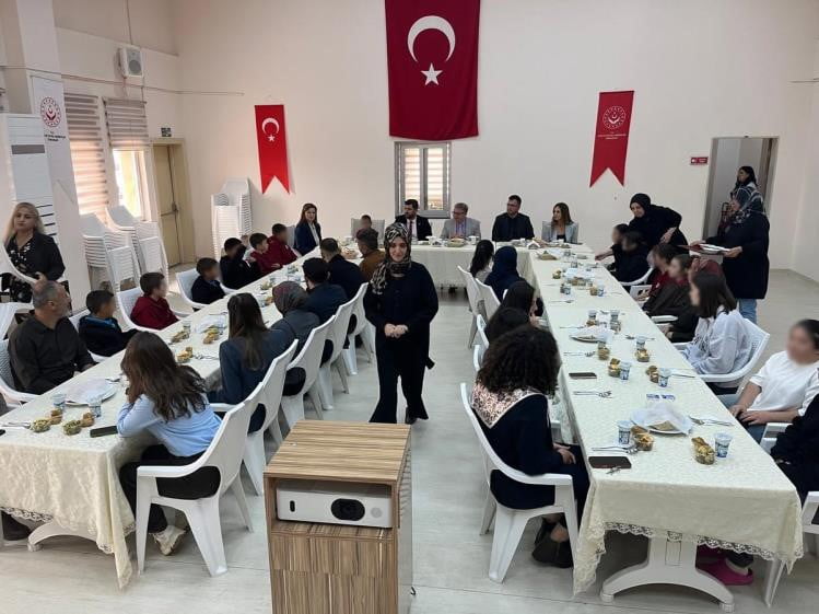 BİLECİK'İN BOZÜYÜK İLÇESİNDE KAYMAKAM AHMET NACİ HELVACI, ÇOCUK EVLERİ SİTESİNDE ÇOCUKLARLA AYNI...