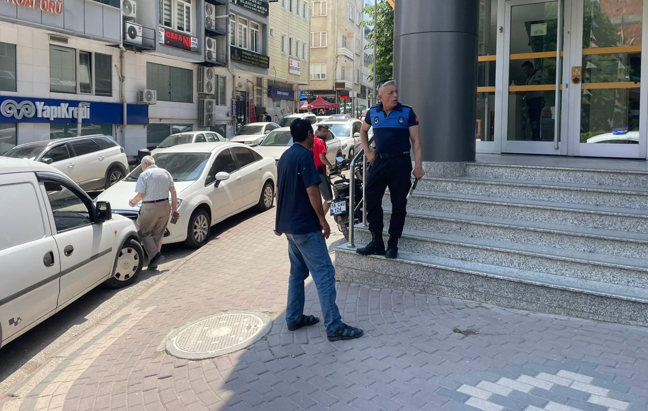 BİLECİK'TE BİR BANKAYA GİREREK ELİNDEKİ BİR DERGİYİ "ÇOCUĞUM HASTA" DİYEREK SATMAK İSTEYEN ŞAHSI...