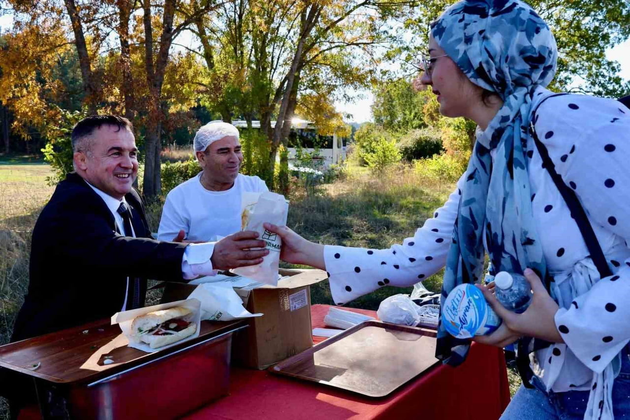 BİLECİK'TE GENÇLERE KÖFTE MOLASI