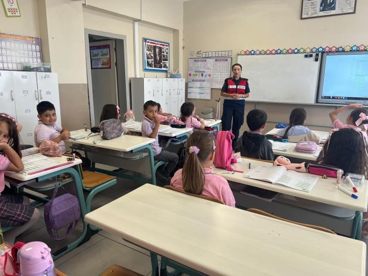 BİLECİK'TE JANDARMA EKİPLERİ ÖĞRENCİLERE OKULDA BİLGİLENDİRME YAPTI.