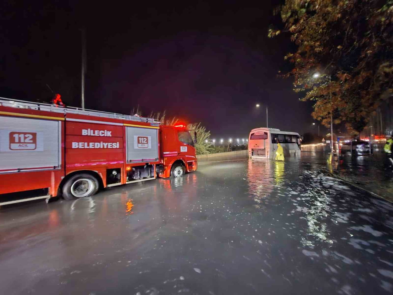 BİLECİK'TE SAĞANAK YAĞIŞ NEDENİYLE OLUŞAN SU BİRİKİNTİSİNDE MAHSUR KALAN İŞÇİ SERVİSİNDEKİ...