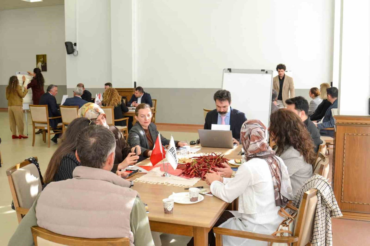 BİLECİK'TE TESCİLLİ 'ÇUKURÖREN BİBERİ ANALİZ ÇALIŞTAYI' GERÇEKLEŞTİRİLDİ