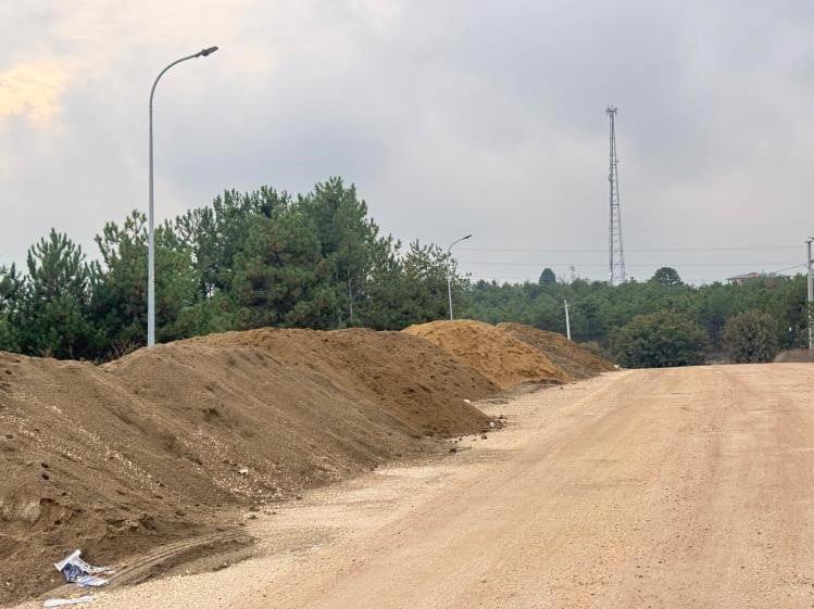 BİLECİK'TE YOL KENARINA DÖKÜLEN KUMLAR TEHLİKE SAÇIYOR