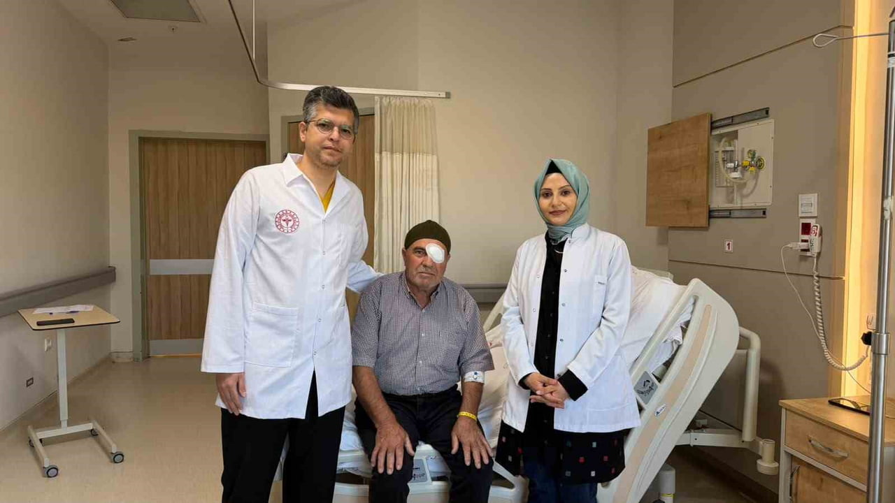 BİLECİK EĞİTİM VE ARAŞTIRMA HASTANESİ'NDE İLK DEFA İKİ GÖZ AMELİYATI TEK SEANSTA YAPILDI. BİLECİK...