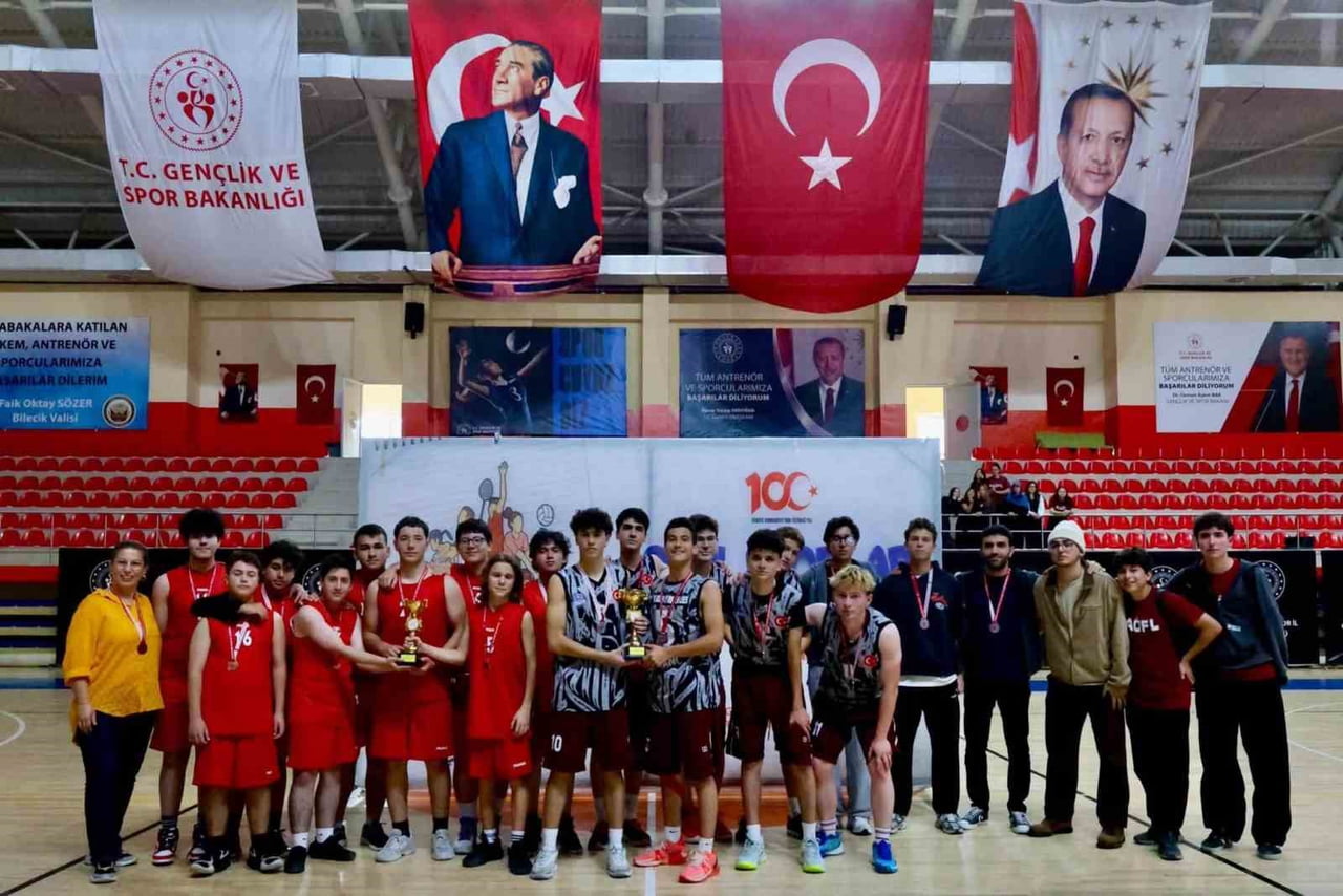 BİLECİK’TE BASKETBOL MÜSABAKALARINDA MADALYALAR SAHİPLERİNİ BULDU