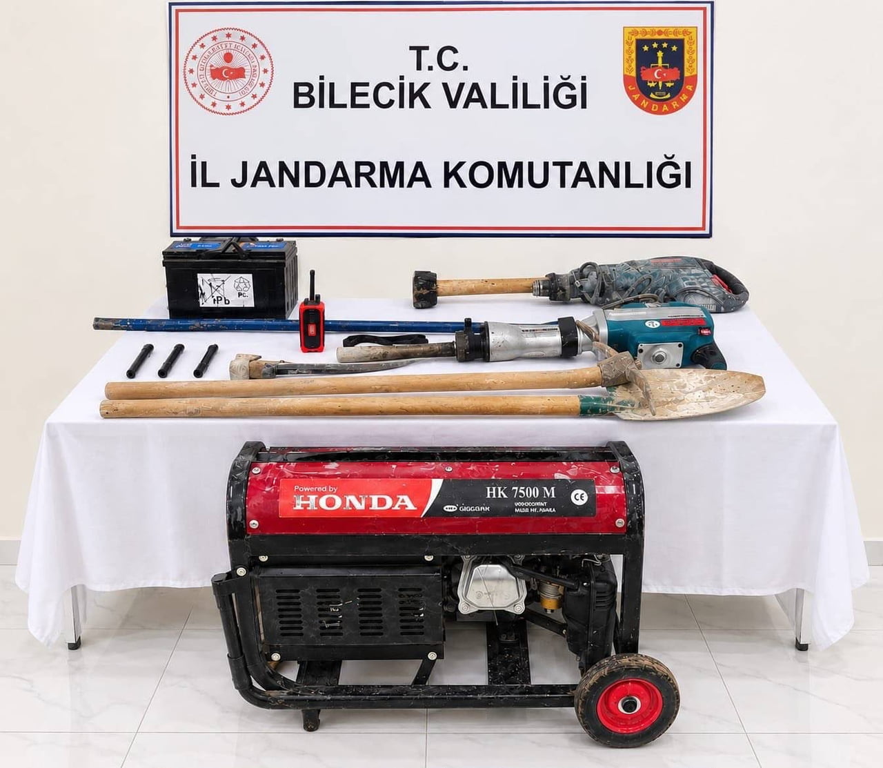 BİLECİK’TE DEFİNE ARAYAN 12 KİŞİ SUÇÜSTÜ YAKALANDI