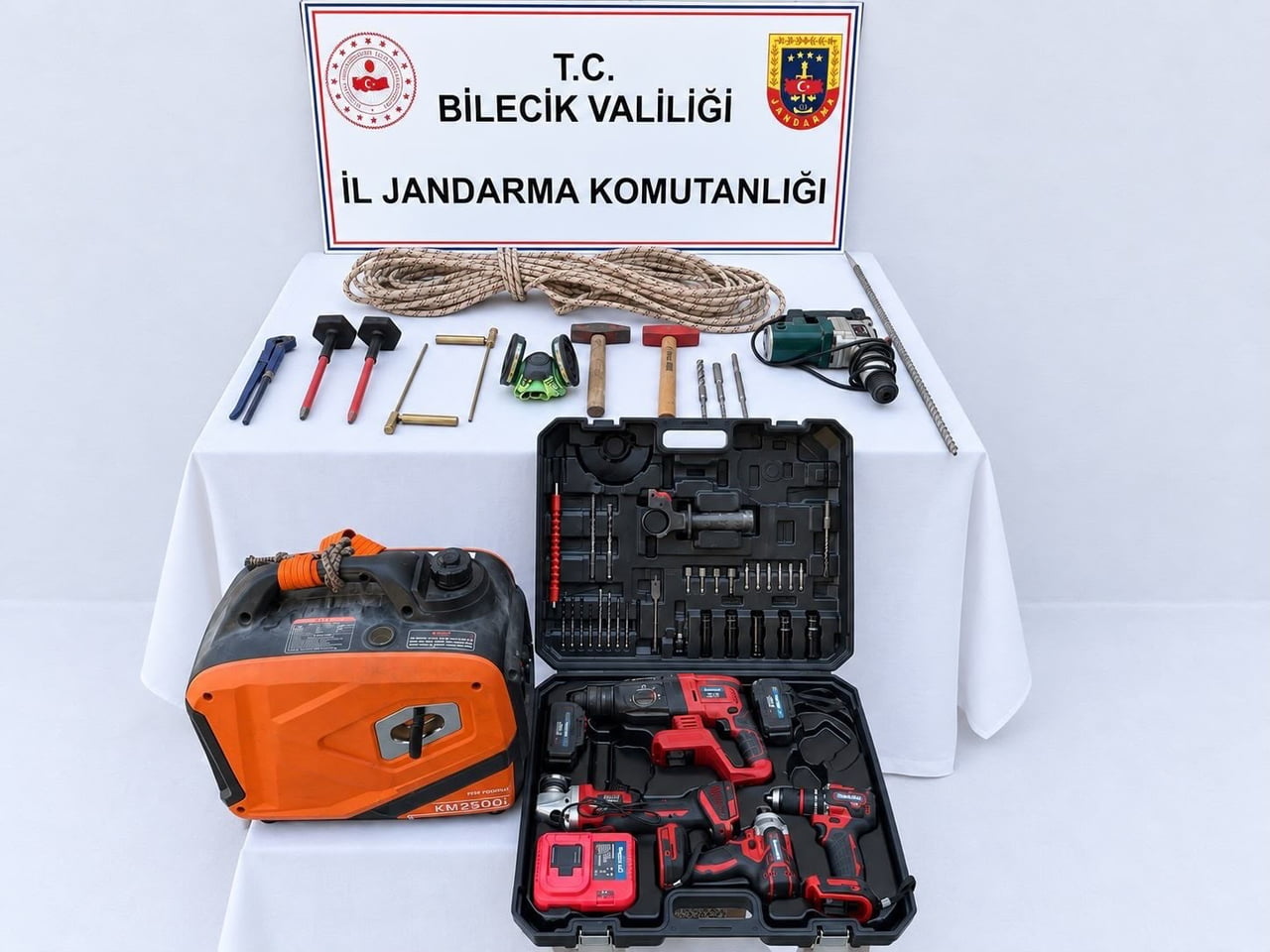 BİLECİK’TE DEFINE ARAYAN 5 KİŞİ SUÇÜSTÜ YAKALANDI