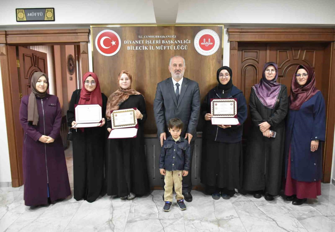 BİLECİK’TE HAFIZLARA BELGELERİ VERİLDİ