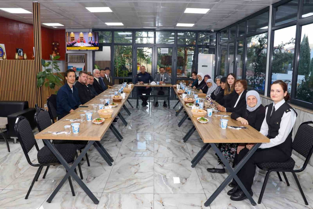 BİLECİK’TE HUZUREVİ SAKİNLERİ JANDARMADA AĞIRLANDI