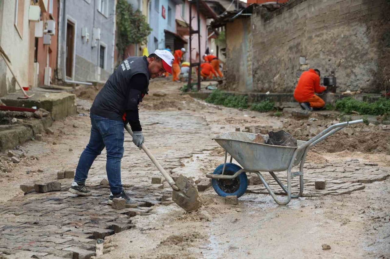 BİLECİK’TE İKİ NOKTADA PARKE TAŞI ÇALIŞMASI BAŞLADI