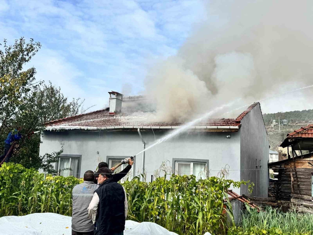 BİLECİK’TE KAYNAK KIVILCIMLARI BENZİNE SIÇRADI, YANGIN ÇIKTI