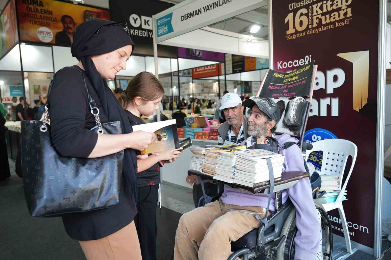 BİLGİSAYARINI TEK PARMAĞIYLA KULLANARAK 27 KİTAP YAZAN YÜZDE 98 ENGELLİ ERDAL YALÇIN, ESERLERİNİ...