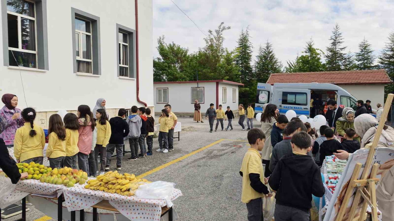 BİN 300 ÖĞRENCİYE AĞIZ VE DİŞ BAKIMI ÜRÜNLERİ HEDİYE EDİLDİ, MEVSİM MEYVELERİ...
