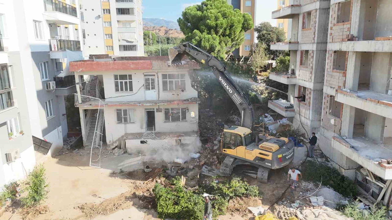 BİNA YIKILDI, TRAFİK RAHATLAYACAK