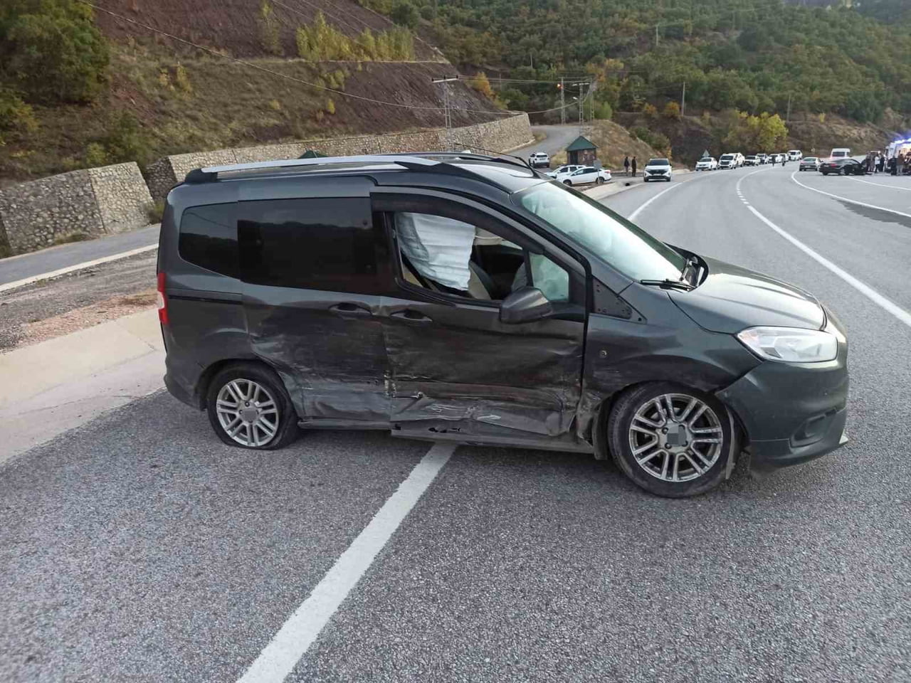 BİNGÖL'DE OTOMOBİL İLE HAFİF TİCARİ ARACIN ÇARPIŞMASI SONUCU MEYDANA GELEN TRAFİK KAZASINDA 3 KİŞİ...