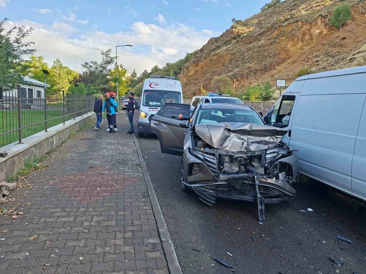 BİNGÖL'DE OTOMOBİL İLE MİNİBÜSÜN ÇARPIŞMASI SONUCU MEYDANA GELEN TRAFİK KAZASINDA 3 KİŞİ...