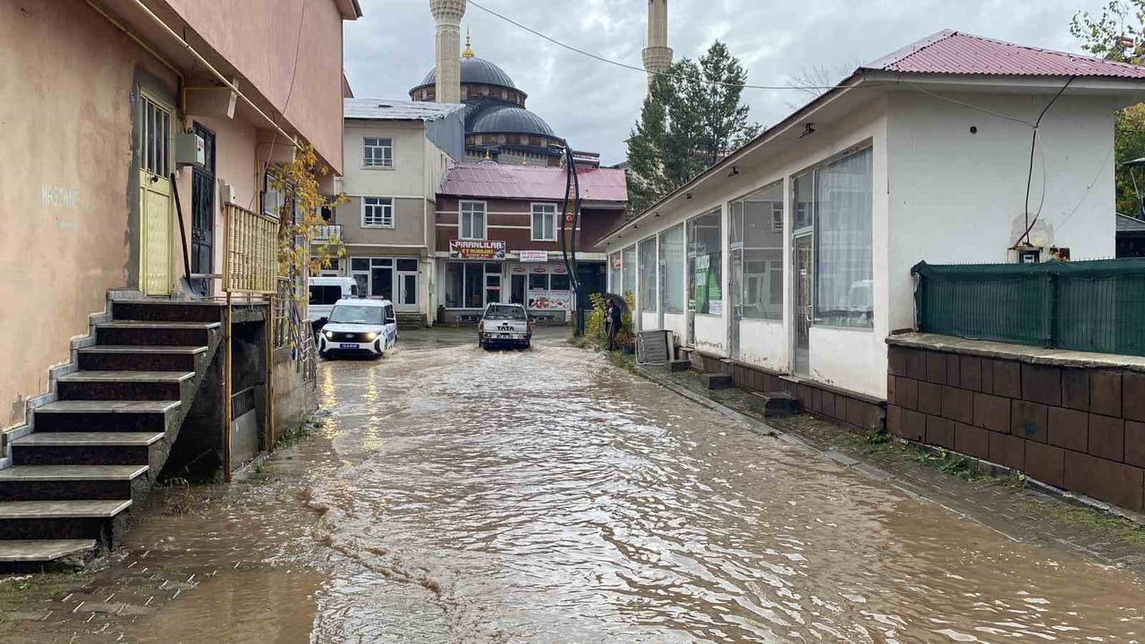 BİNGÖL'ÜN KARLIOVA İLÇESİNDE ETKİLİ OLAN SAĞANAK YAĞIŞ SONRASINDA CADDELER ADETA GÖLE...